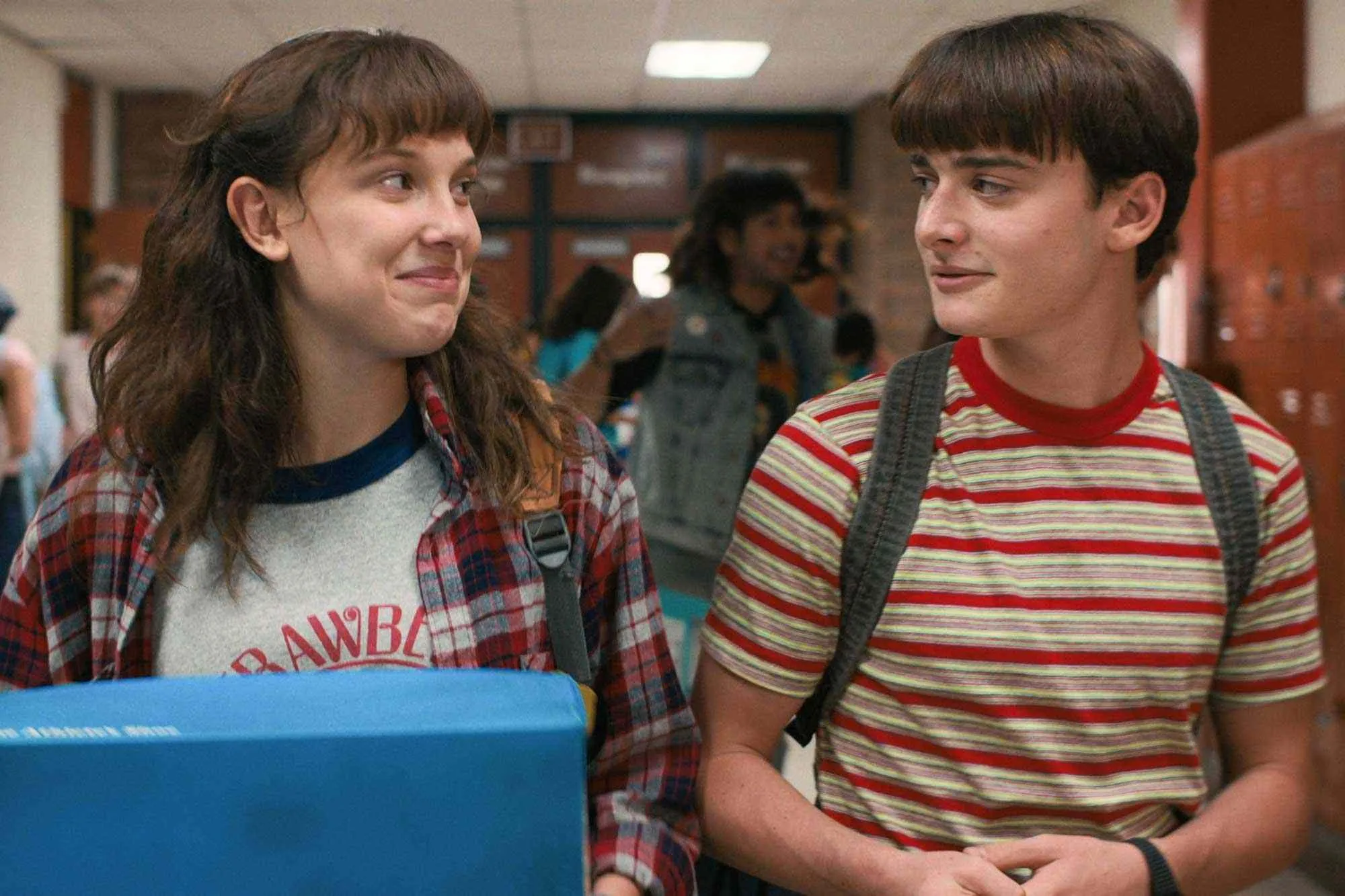 millie-bobby-brown-noah-schnapp-stranger-things-110825-e5673ef47d1d48bbb597a43e4acc4a61